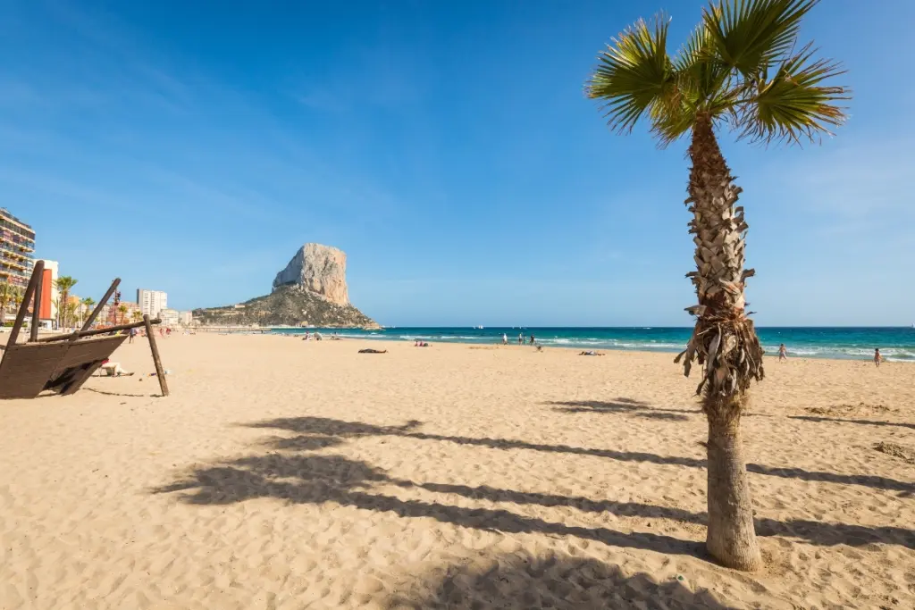 Arenal-Bol Beach and the Peñón de Ifach on a sunny day in Calpe.